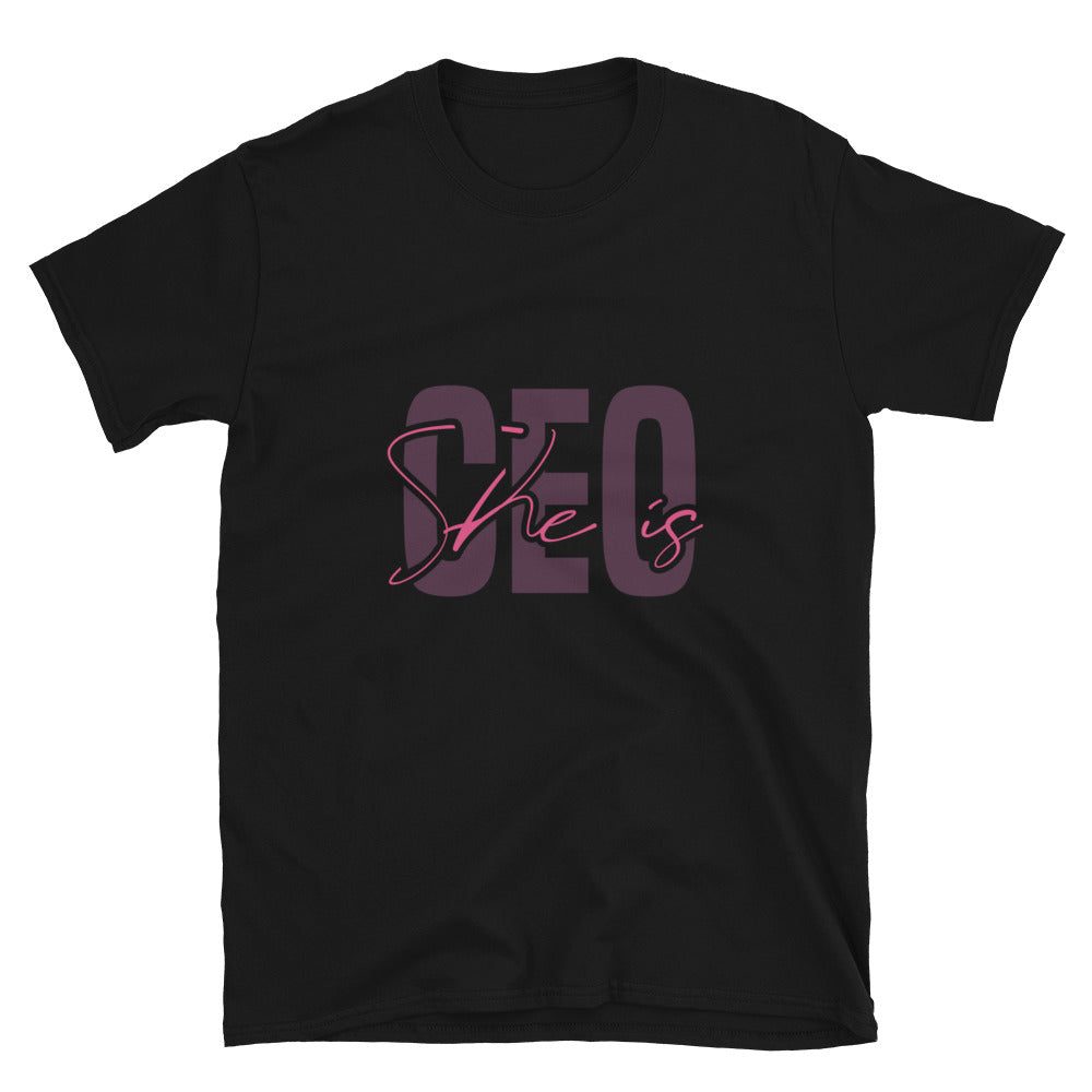 Ella es CEO Fit Unisex Softstyle camiseta