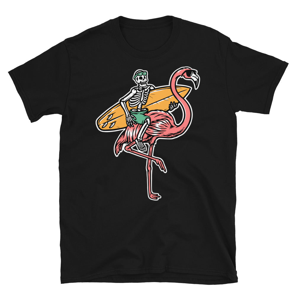 Totenkopf und Flamingo machen sich bereit zum Surfen. Fit Unisex Softstyle T-Shirt