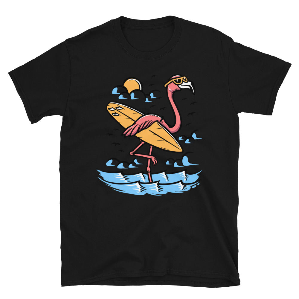 Flamenco surfista en la playa Fit Unisex Softstyle Camiseta