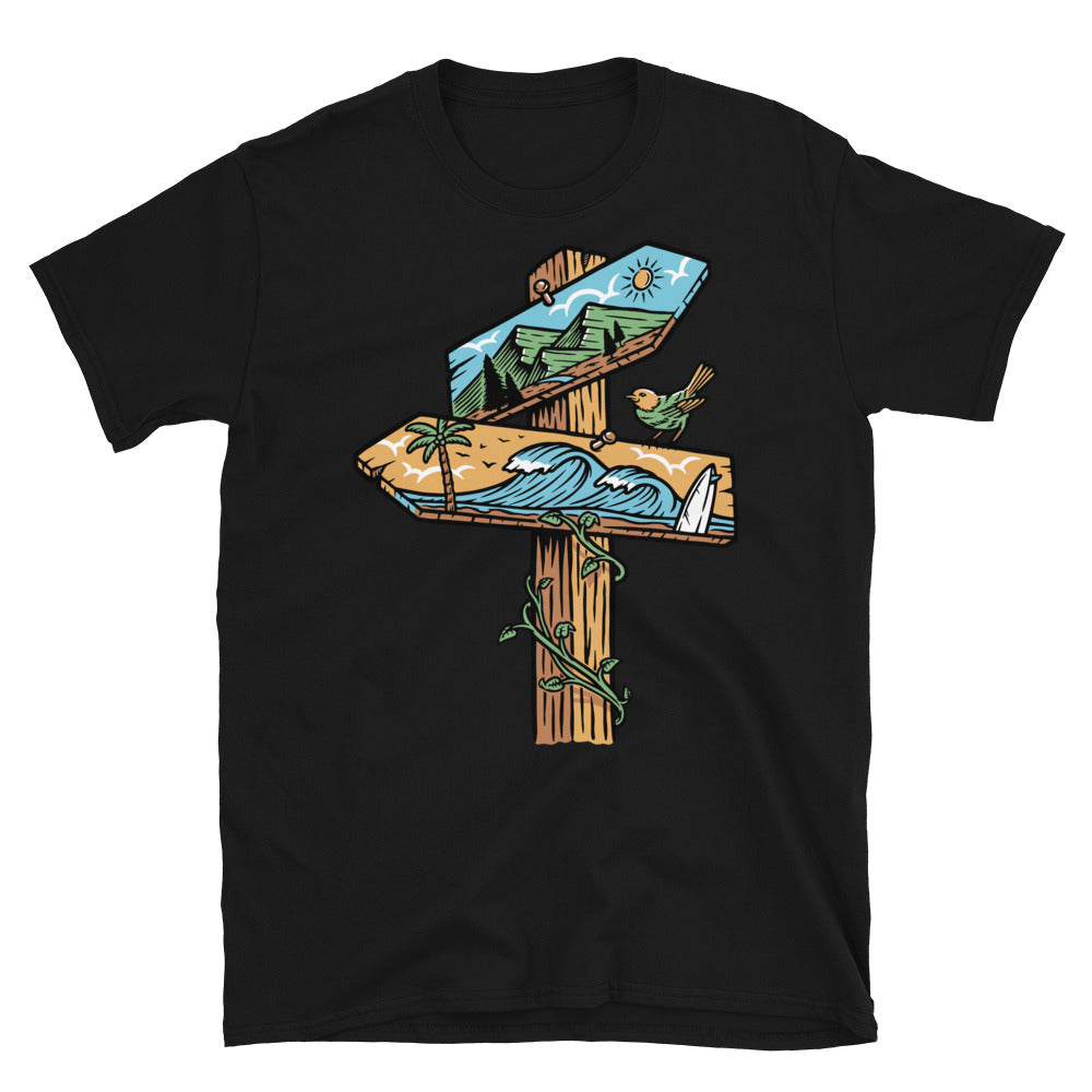 Señales de tráfico hacia la montaña y la playa Fit Unisex Softstyle Camiseta