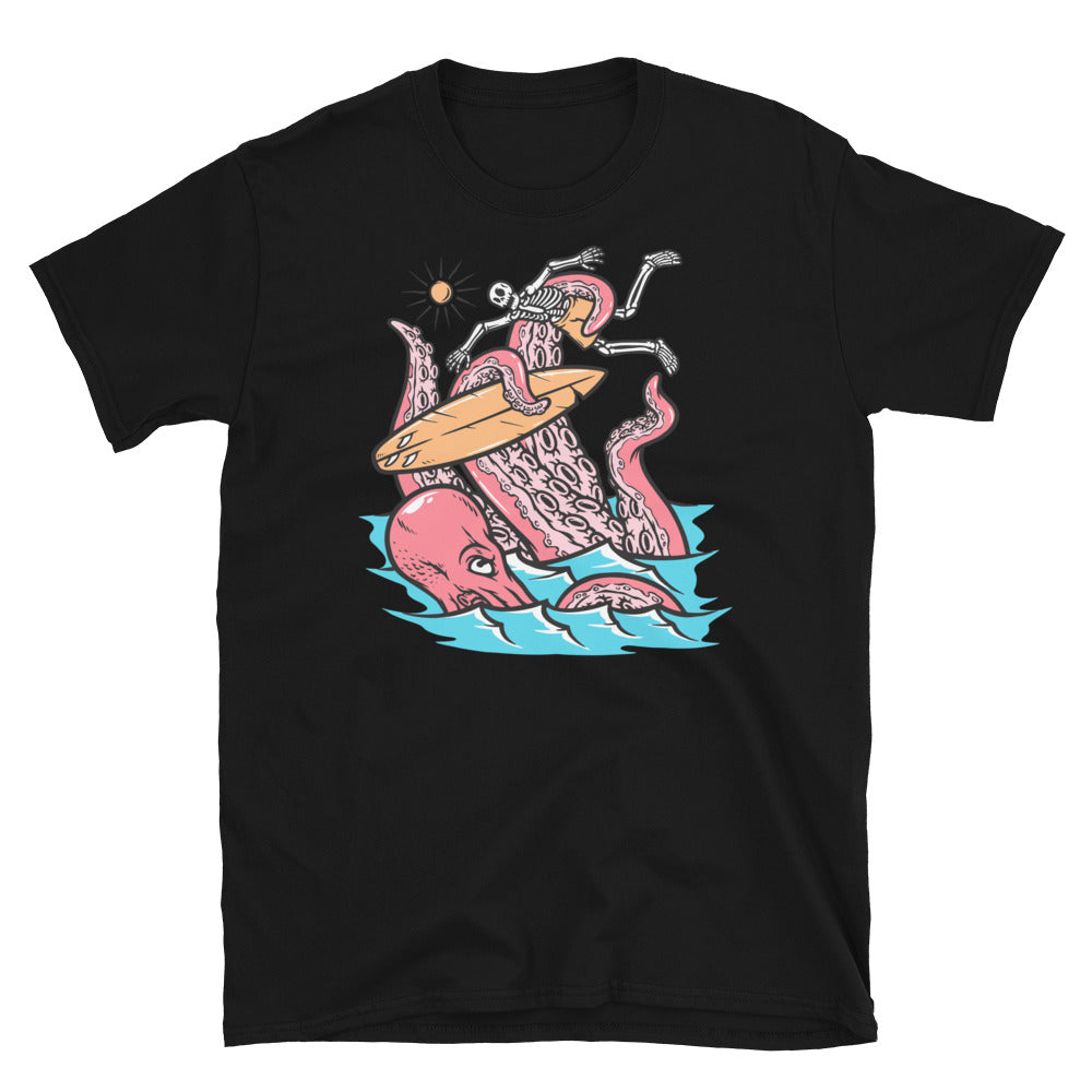 Octopus attacks surfers Fit Unisex Softstyle T-Shirt