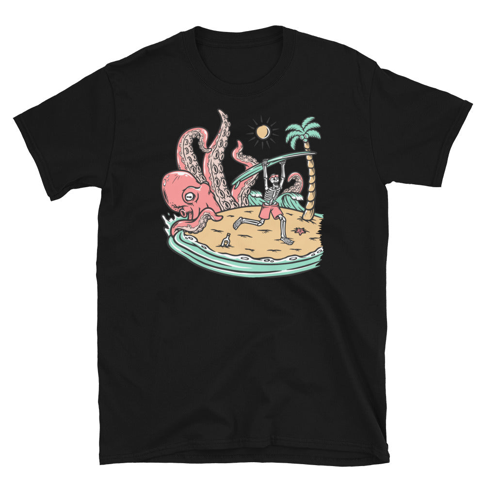 Cráneo de ataque de pulpo en la playa Fit Unisex Softstyle camiseta