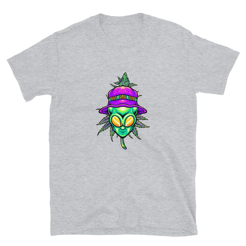 Sommerlicher Alien-Kopf mit Cannabis-Unkrautblatt-Pflanze. Passgenaues Unisex-Softstyle-T-Shirt