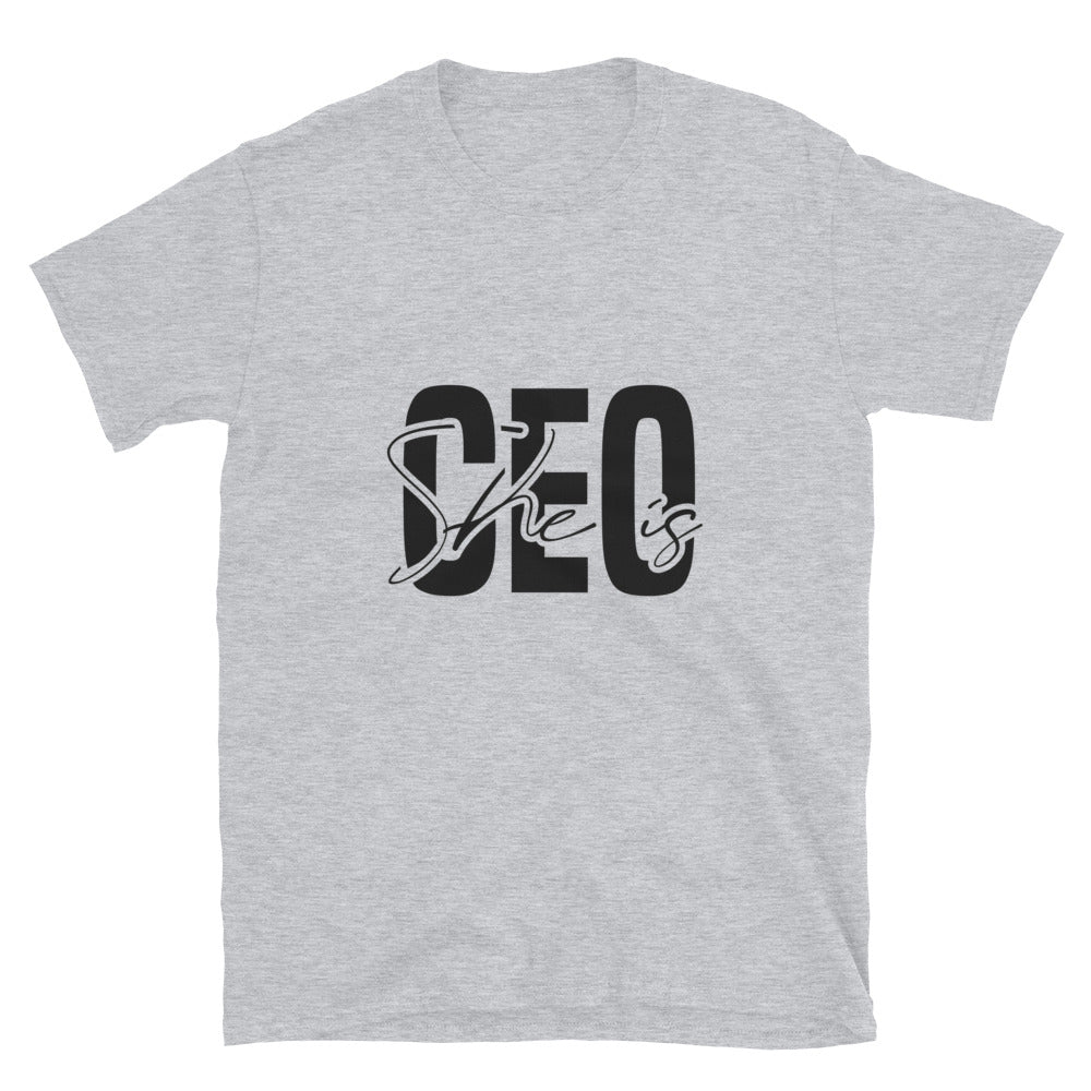 Sie ist CEO Fit Unisex Softstyle T-Shirt