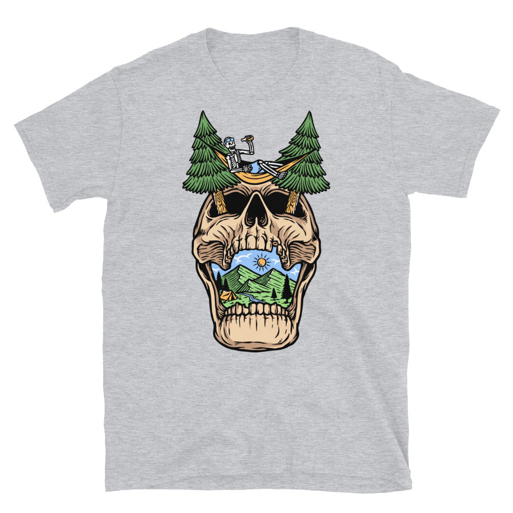 Der Totenkopf entspannt sich auf dem Berg. Fit Unisex Softstyle T-Shirt