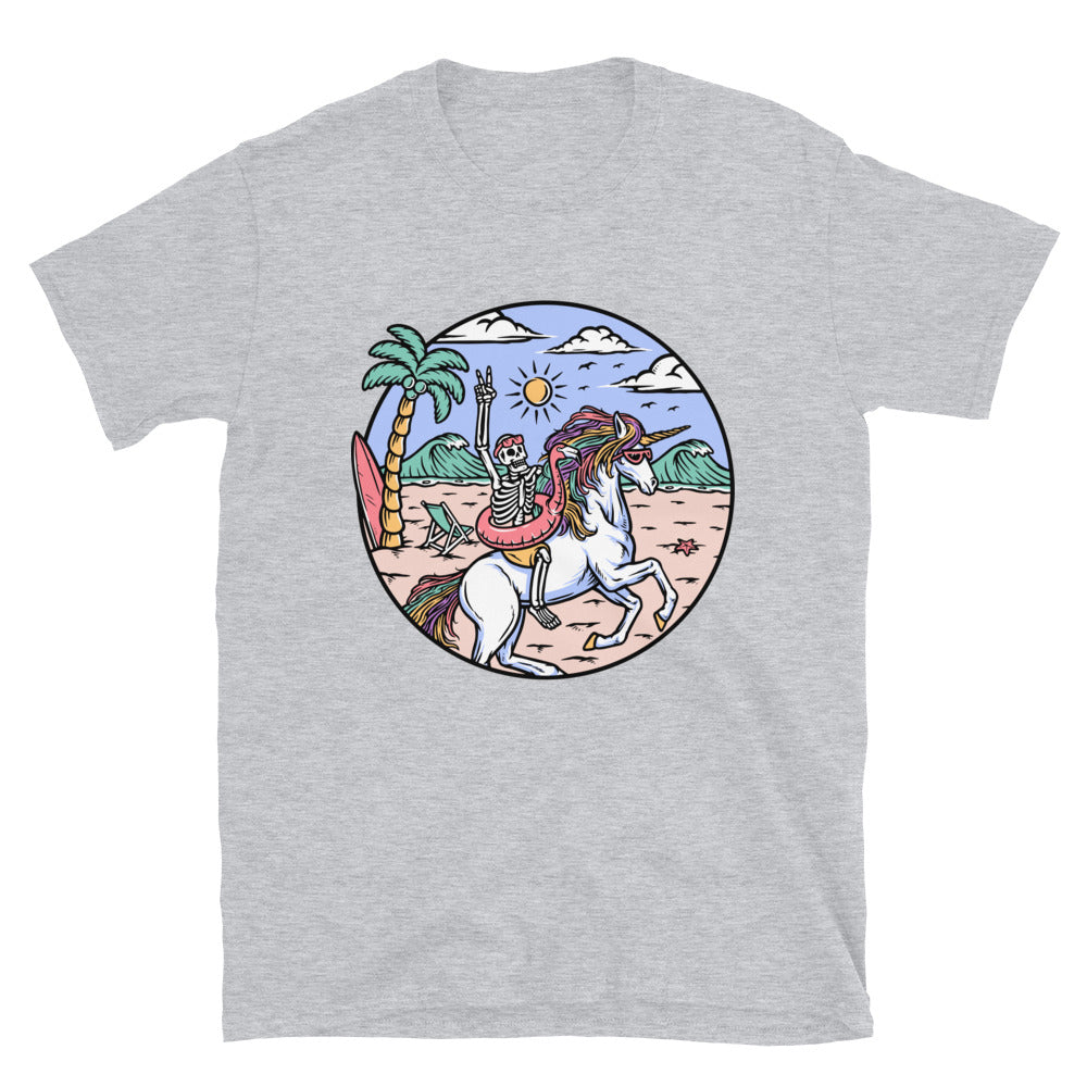 Totenkopf reitet auf einem Einhorn am Strand. Fit Unisex Softstyle T-Shirt