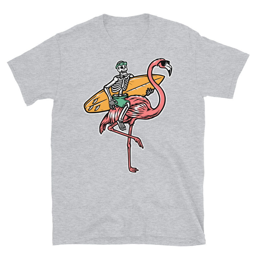 Totenkopf und Flamingo machen sich bereit zum Surfen. Fit Unisex Softstyle T-Shirt