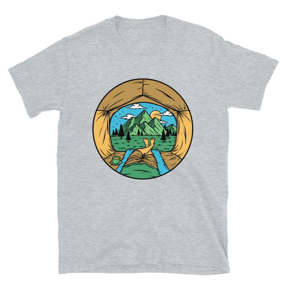 Sehen Sie den Berg aus dem Inneren des Zeltes. Passgenaues Unisex-Softstyle-T-Shirt