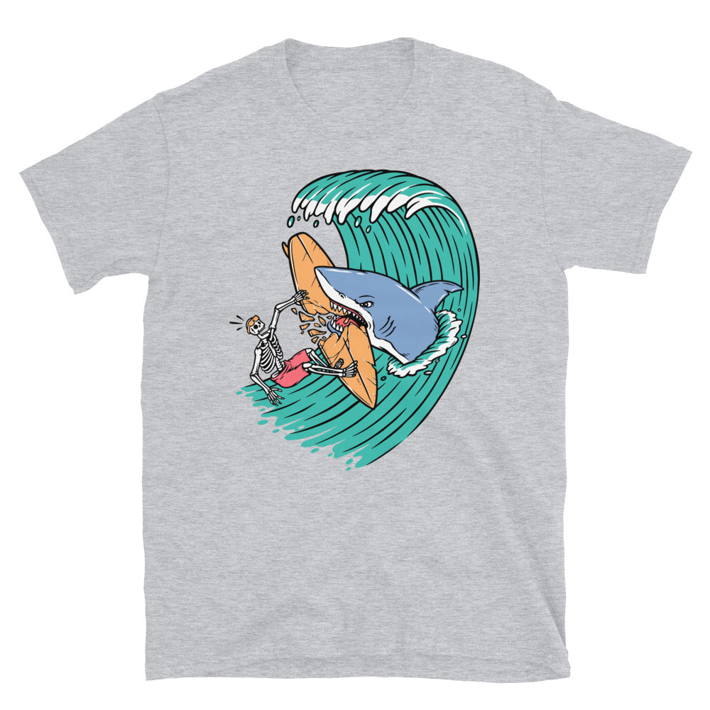 Los tiburones atacan a los surfistas Fit Unisex Softstyle camiseta