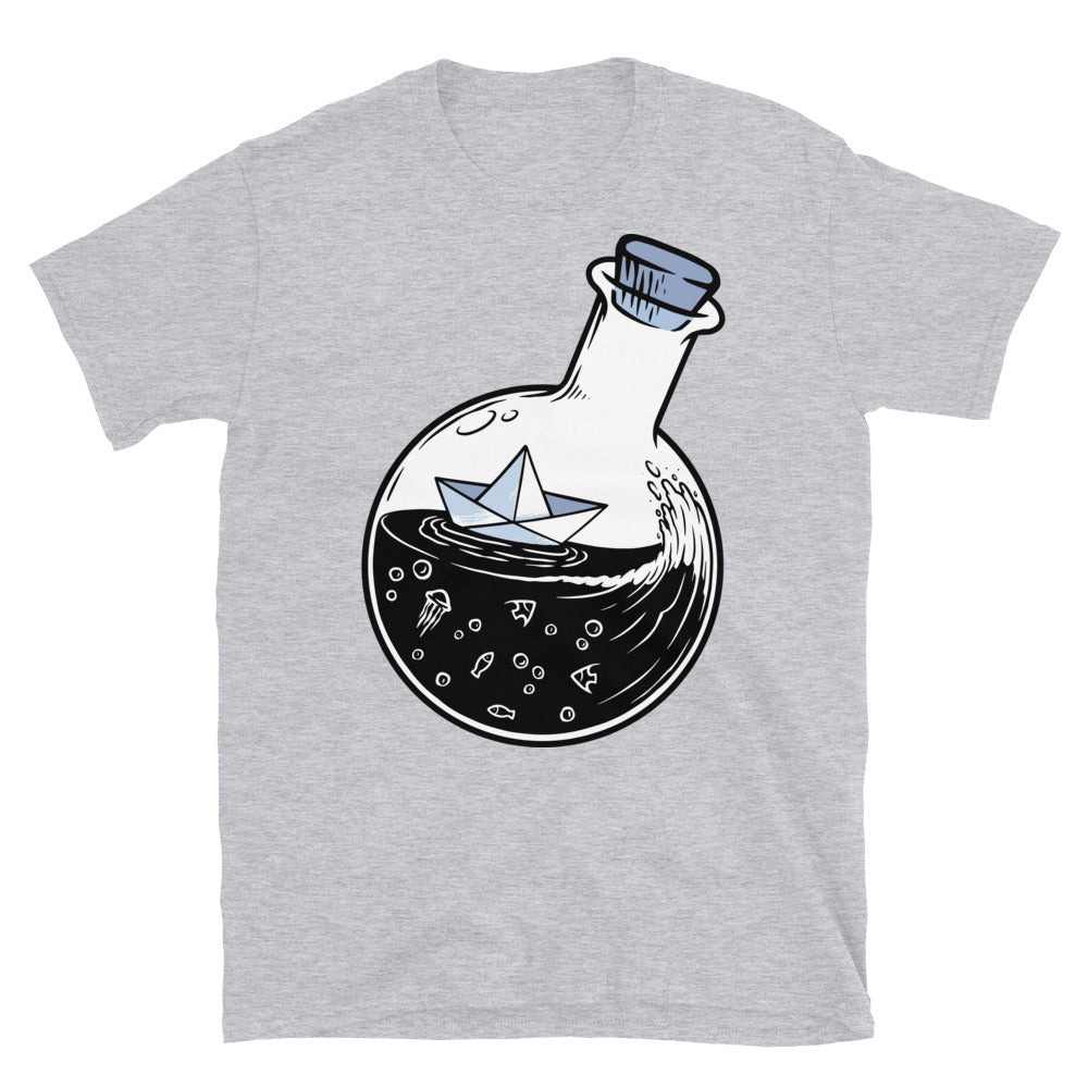 Barco de papel en una botella Fit Unisex Softstyle Camiseta