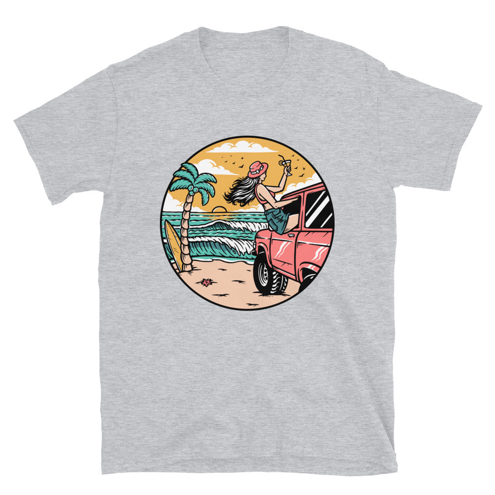 Frau am Strand mit Auto Fit Unisex Softstyle T-Shirt