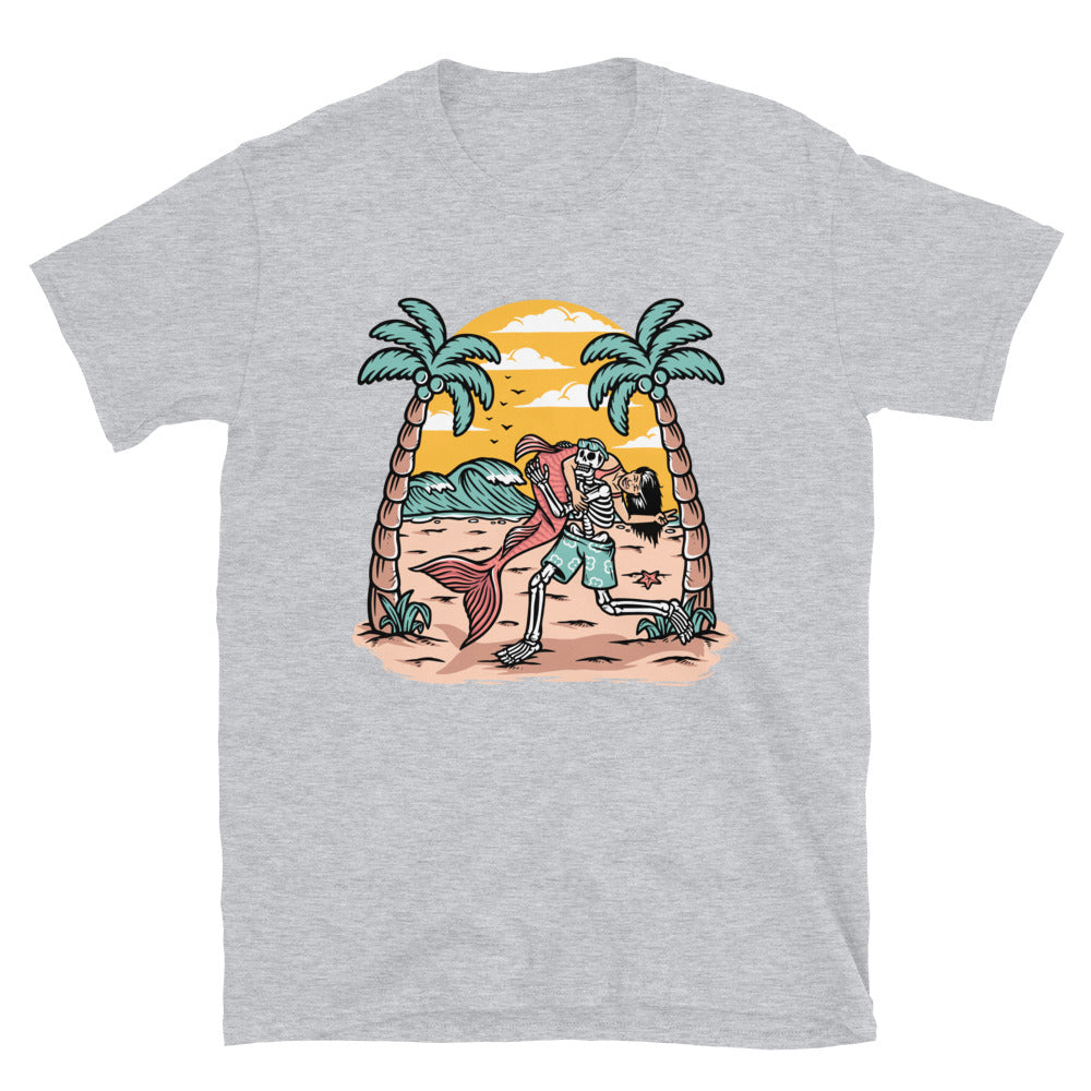 Calavera sosteniendo una sirena en la playa Fit Camiseta unisex Softstyle