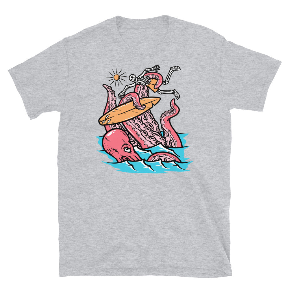 Oktopus greift Surfer an Fit Unisex Softstyle T-Shirt