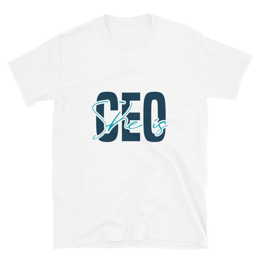 Ella es CEO Fit Unisex Softstyle camiseta