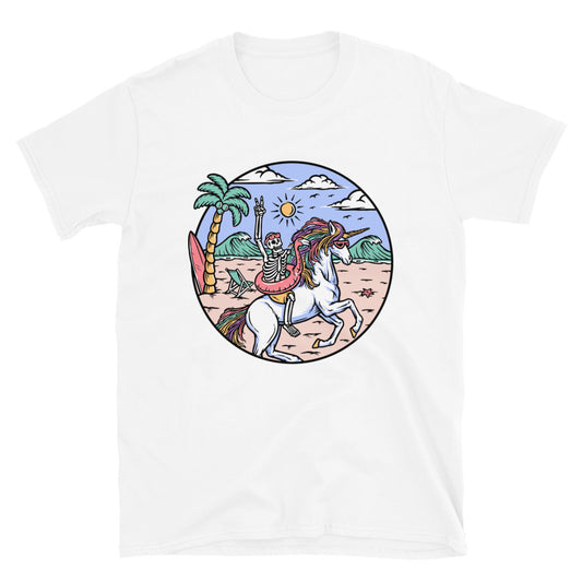 calavera montando un unicornio en la playa Fit Unisex Softstyle Camiseta