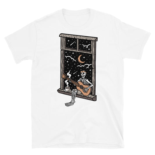 Totenkopf spielt nachts Gitarre im Fenster. Fit Unisex Softstyle T-Shirt