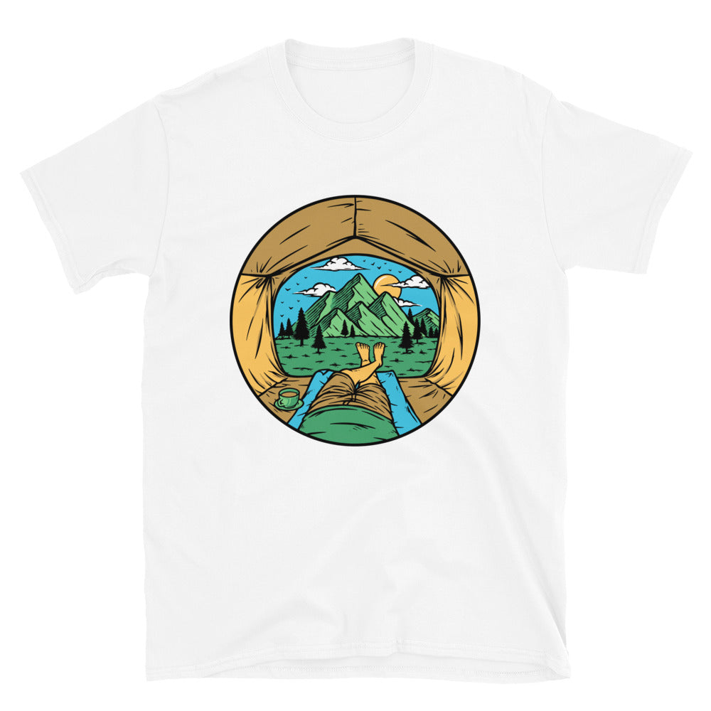 Sehen Sie den Berg aus dem Inneren des Zeltes. Passgenaues Unisex-Softstyle-T-Shirt