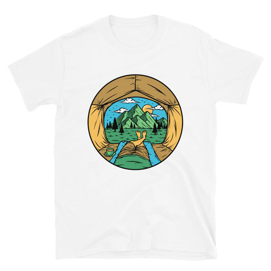 Sehen Sie den Berg aus dem Inneren des Zeltes. Passgenaues Unisex-Softstyle-T-Shirt