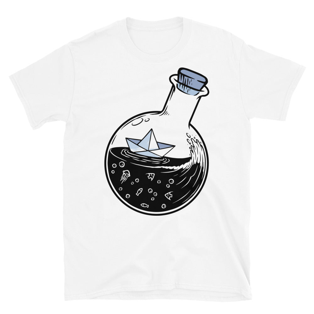 Barco de papel en una botella Fit Unisex Softstyle Camiseta