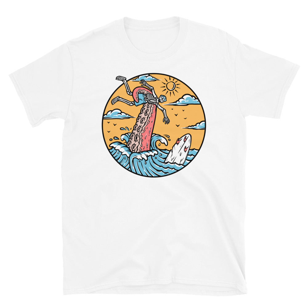 Oktopus greift Surfer im Meer an. Passgenaues Unisex-Softstyle-T-Shirt